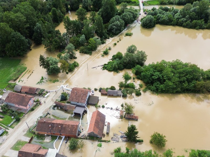 Zastrašujuće Fotografije Iz Zraka Pokazuju Razmjere Poplavljenog Sela ...