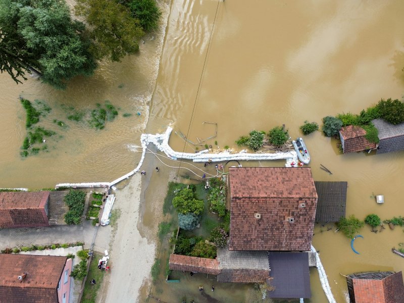 Zastrašujuće Fotografije Iz Zraka Pokazuju Razmjere Poplavljenog Sela ...