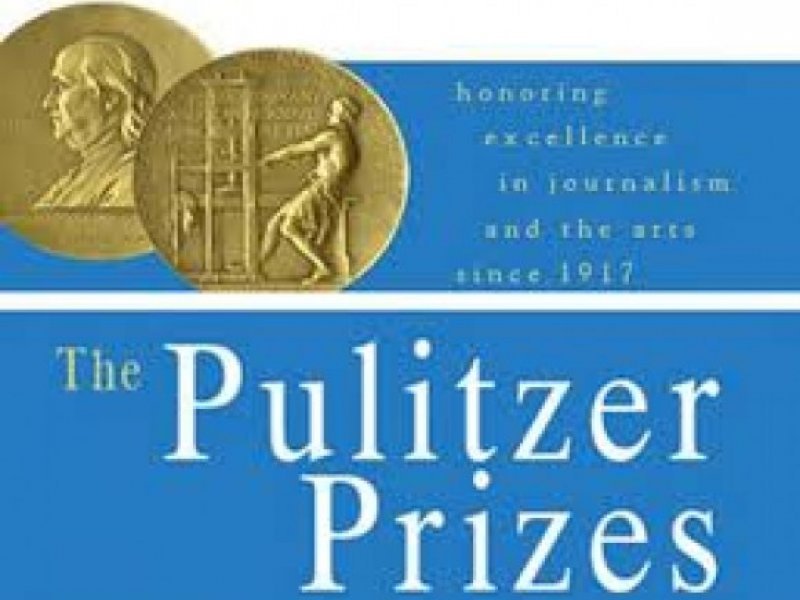 Книги пулитцеровской премии список. Пулитцеровская премия. Пулитцеровская премия медаль. Пулитцеровская премия два писателя вручение. Пулитцеровская премия по литературе.