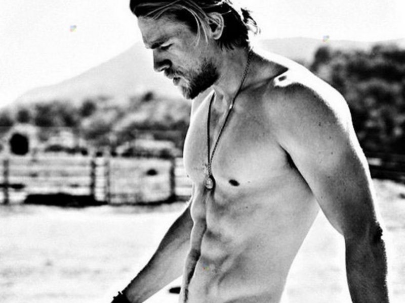 Charlie Hunnam торс