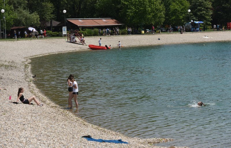 Zagrepčani se rashlađuju na jarunskom jezeru