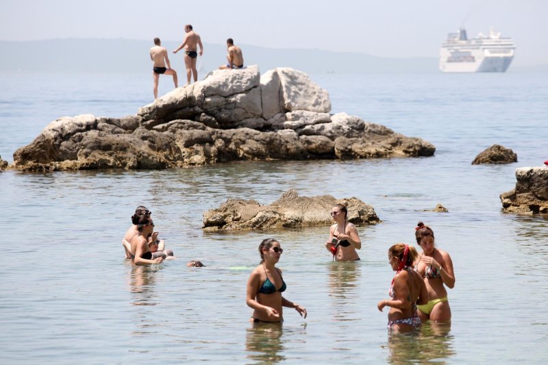 Split: Sunčana nedjelja napunila gradske plaže