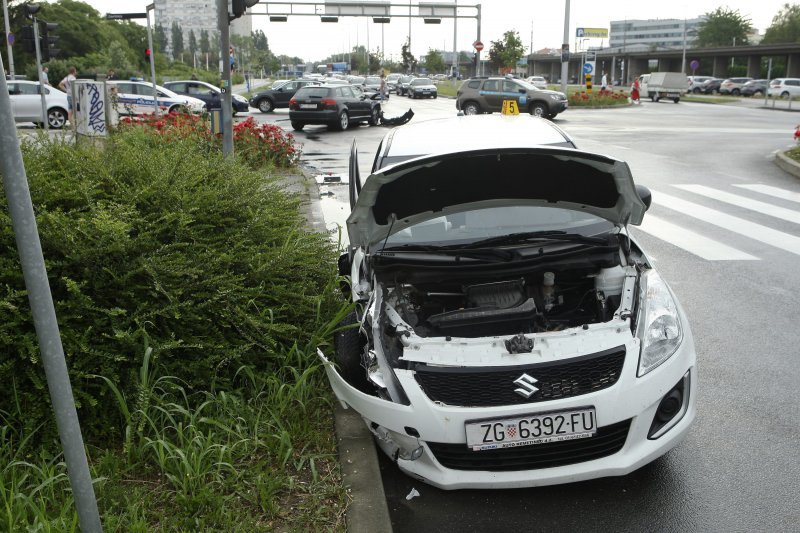 Sudar na križanju Ulice kneza Branimira i Zavrtnice