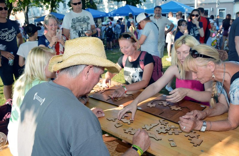 Sisak: Teksaški karneval na šetnici Slave Striegla privukao brojne Siščane