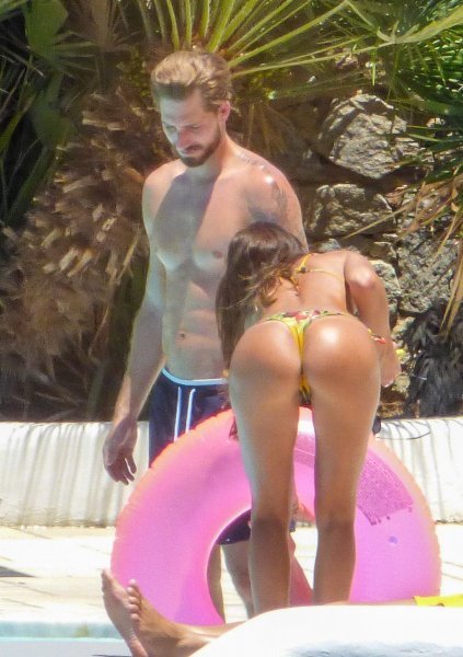 Izabel Goulart na Mikonosu