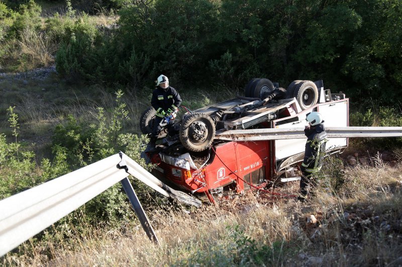 Vrpolje: Vatrogasno vozilo sletilo s ceste