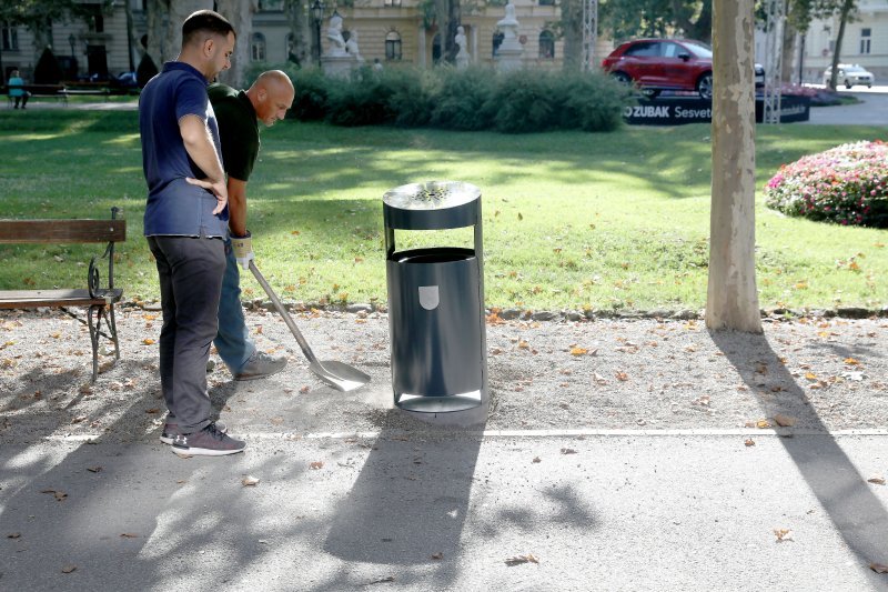 Zagreb: Na Zrinjevcu počelo postavljanje novih kanti za smeće