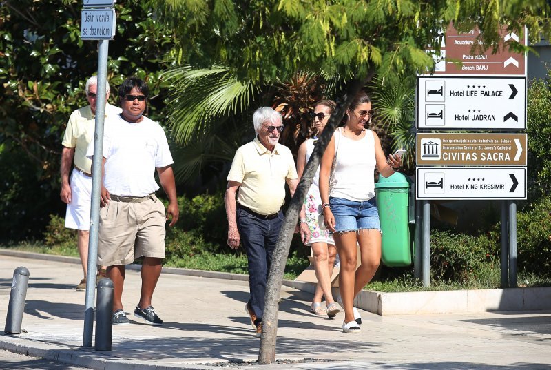 Bernie Ecclestone sa suprugom i društvom u Šibeniku