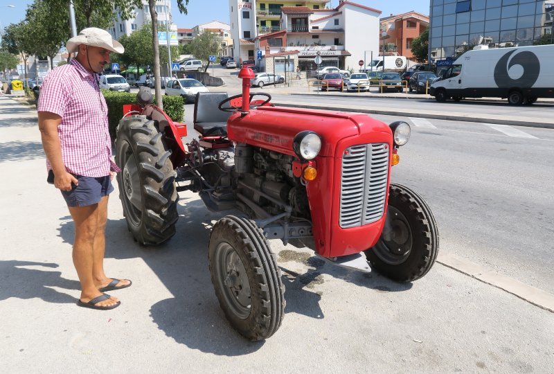 Traktor u Vukovarskoj ulici u Splitu