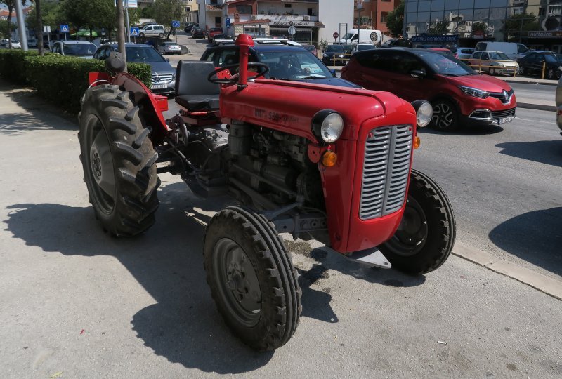 Traktor u Vukovarskoj ulici u Splitu