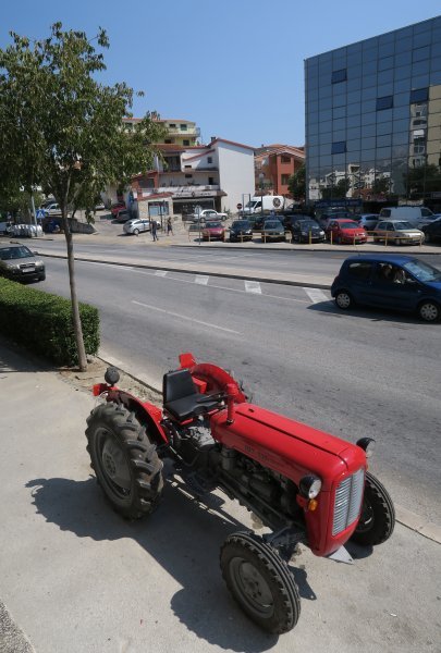 Traktor u Vukovarskoj ulici u Splitu