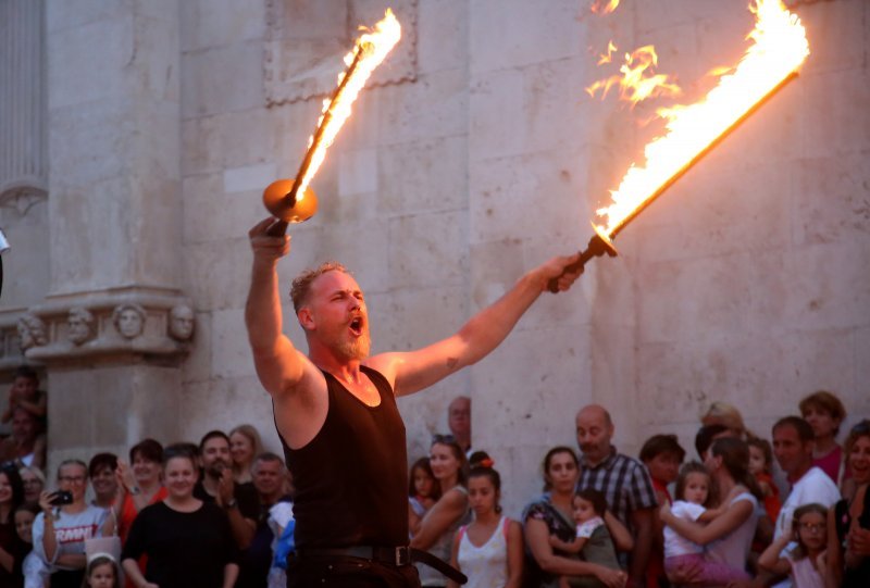 Šibenik: Atraktivan nastup skupine Artistika