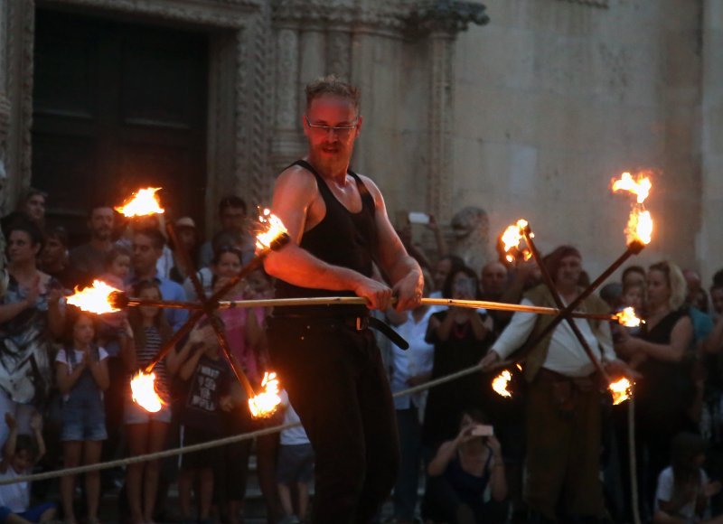 Šibenik: Atraktivan nastup skupine Artistika