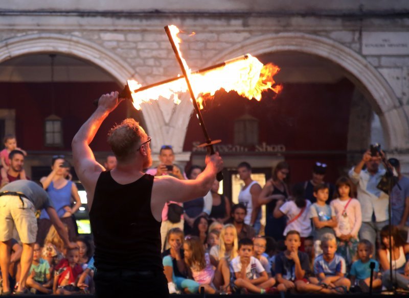 Šibenik: Atraktivan nastup skupine Artistika