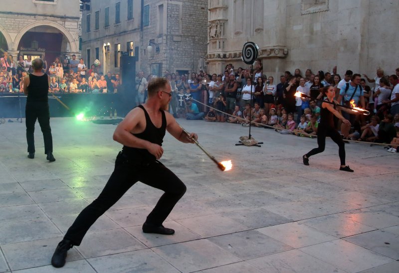 Šibenik: Atraktivan nastup skupine Artistika