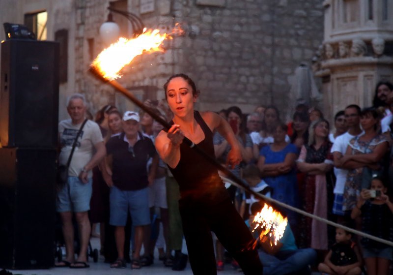 Šibenik: Atraktivan nastup skupine Artistika