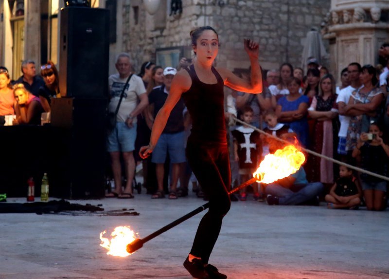 Šibenik: Atraktivan nastup skupine Artistika