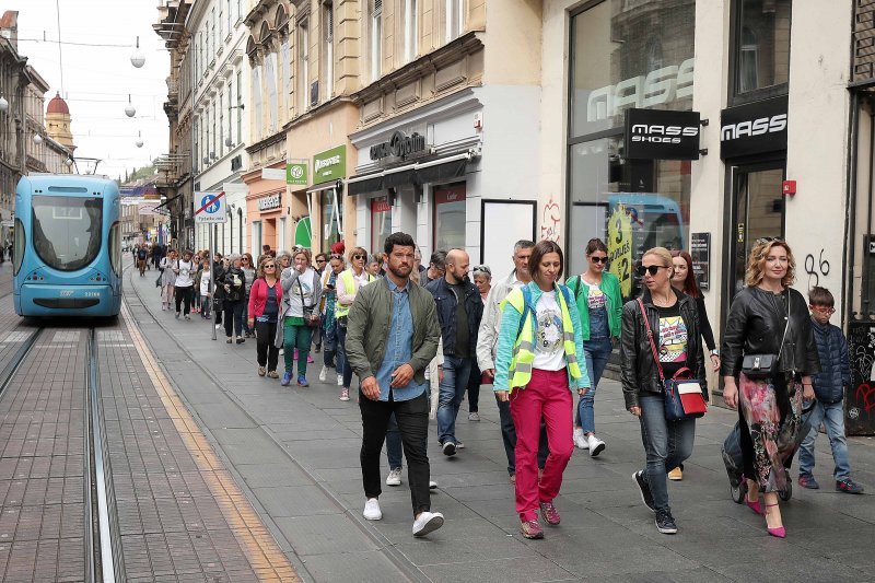 Zagreb: Udruga žena oboljelih i liječenih organizirala je šetnju gradom "Nisi sama - hodaj s nama"