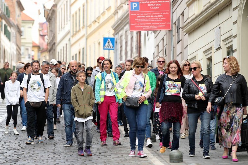 Zagreb: Udruga žena oboljelih i liječenih organizirala je šetnju gradom "Nisi sama - hodaj s nama"