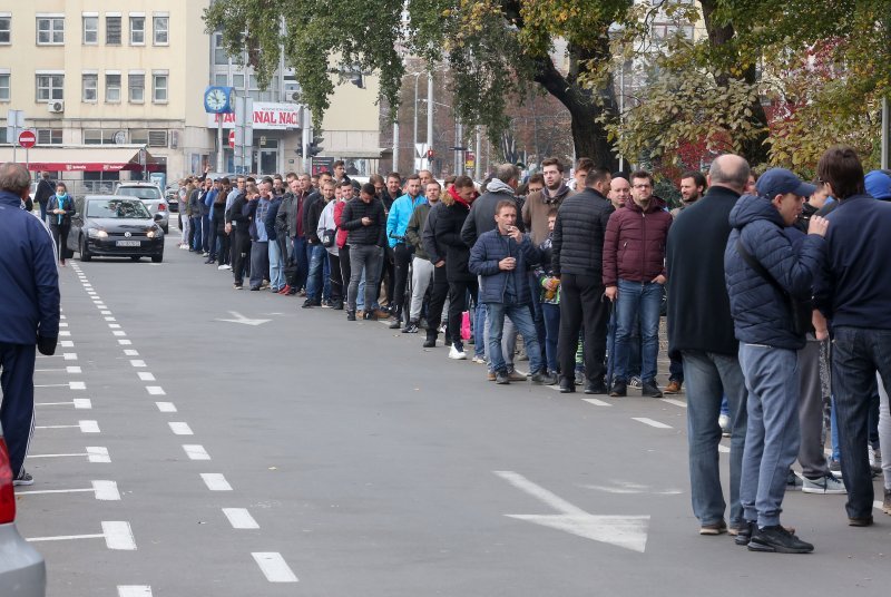 Gužva na Maksimiru prije puštanja u prodaju ulaznica za utakmicu Lige prvaka