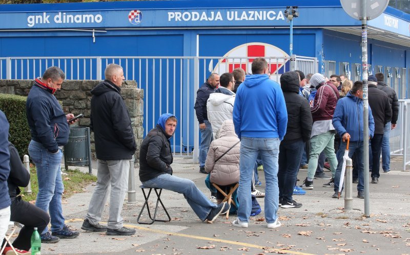 Gužva na Maksimiru prije puštanja u prodaju ulaznica za utakmicu Lige prvaka