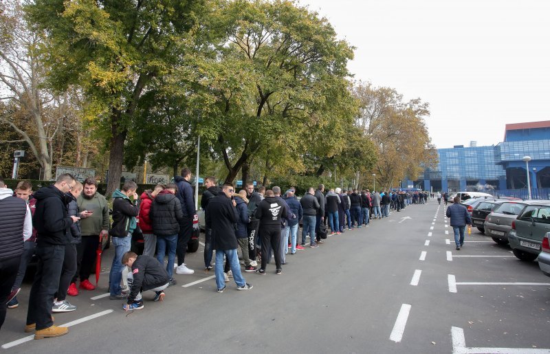 Gužva na Maksimiru prije puštanja u prodaju ulaznica za utakmicu Lige prvaka