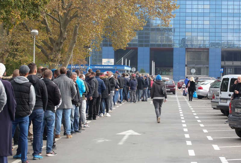 Gužva na Maksimiru prije puštanja u prodaju ulaznica za utakmicu Lige prvaka