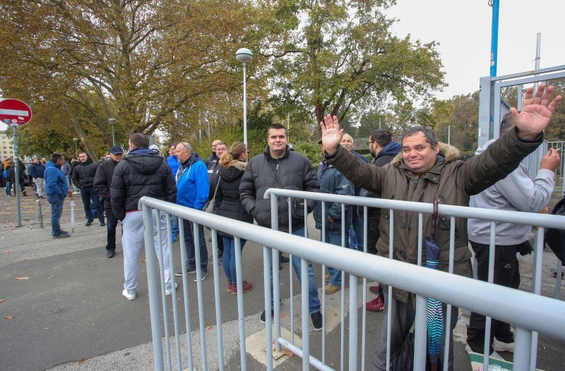 Gužva na Maksimiru prije puštanja u prodaju ulaznica za utakmicu Lige prvaka