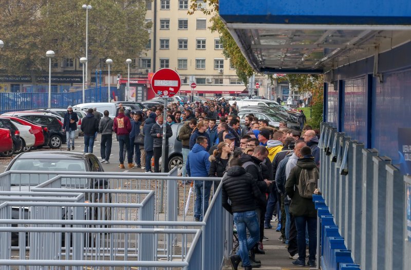 Gužva na Maksimiru prije puštanja u prodaju ulaznica za utakmicu Lige prvaka