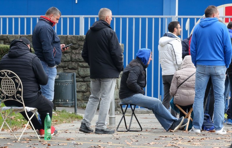 Gužva na Maksimiru prije puštanja u prodaju ulaznica za utakmicu Lige prvaka