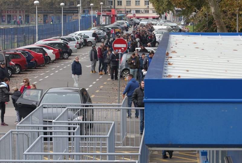 Gužva na Maksimiru prije puštanja u prodaju ulaznica za utakmicu Lige prvaka