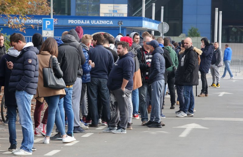 Gužva na Maksimiru prije puštanja u prodaju ulaznica za utakmicu Lige prvaka