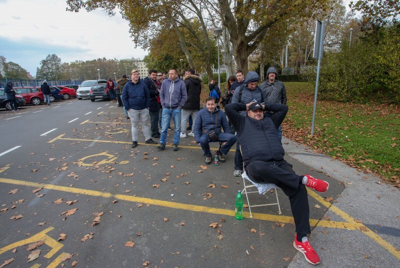 Gužva na Maksimiru prije puštanja u prodaju ulaznica za utakmicu Lige prvaka