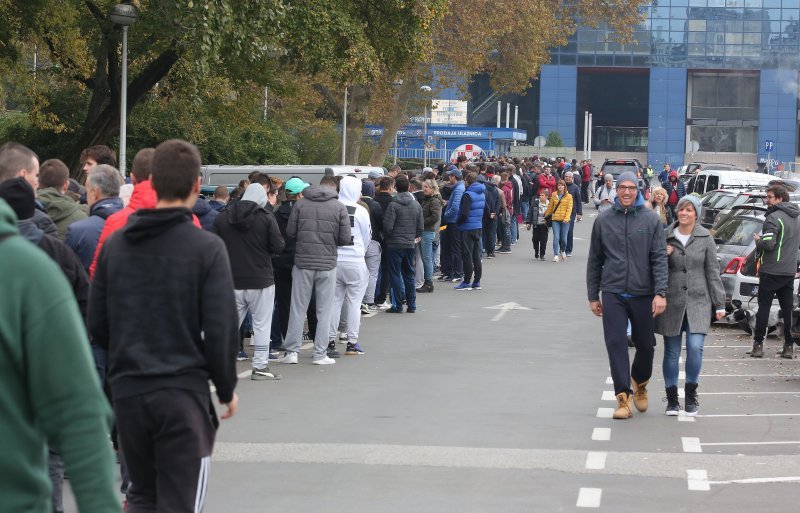 Gužva na Maksimiru prije puštanja u prodaju ulaznica za utakmicu Lige prvaka