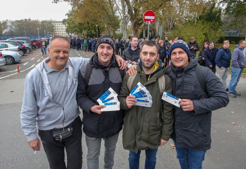 Gužva na Maksimiru prije puštanja u prodaju ulaznica za utakmicu Lige prvaka