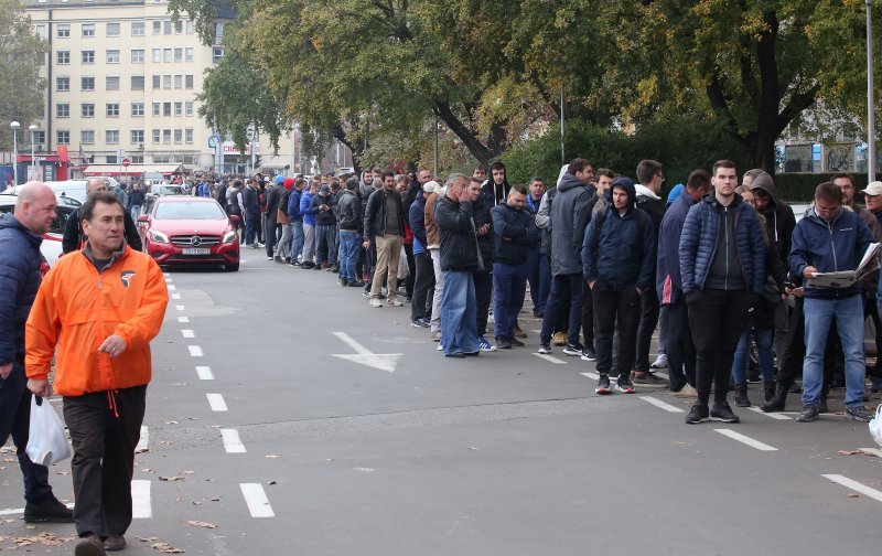 Gužva na Maksimiru prije puštanja u prodaju ulaznica za utakmicu Lige prvaka