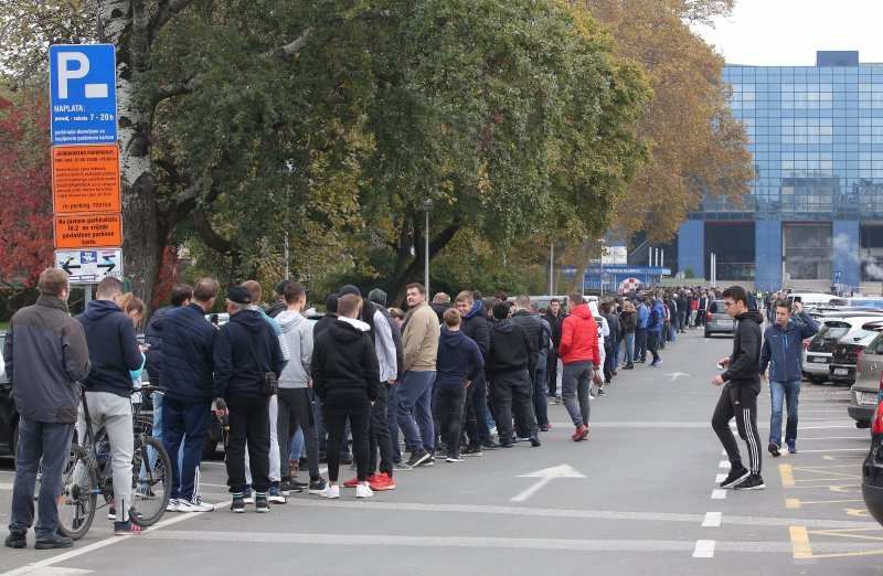 Gužva na Maksimiru prije puštanja u prodaju ulaznica za utakmicu Lige prvaka