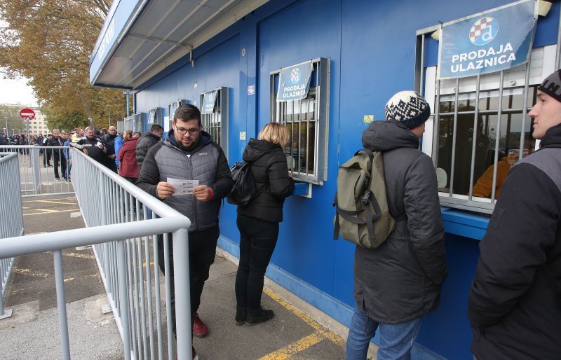 Gužva na Maksimiru prije puštanja u prodaju ulaznica za utakmicu Lige prvaka