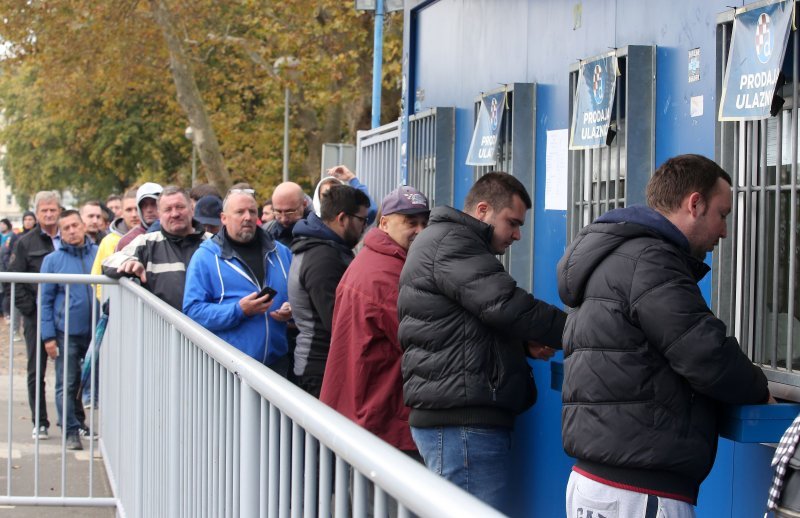 Gužva na Maksimiru prije puštanja u prodaju ulaznica za utakmicu Lige prvaka