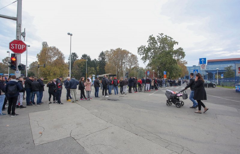 Gužva na Maksimiru prije puštanja u prodaju ulaznica za utakmicu Lige prvaka