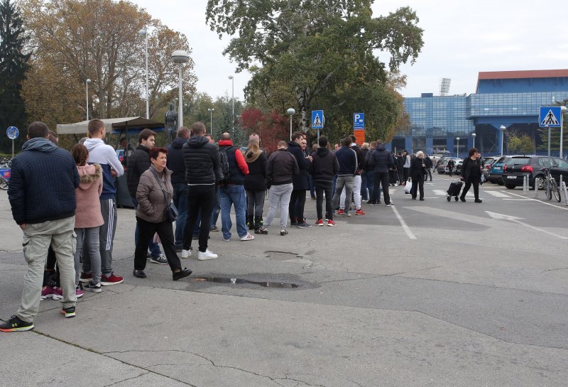 Gužva na Maksimiru prije puštanja u prodaju ulaznica za utakmicu Lige prvaka