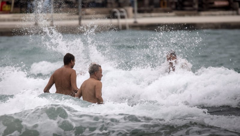 Split: Građani uživaju u južini i toplom moru nedjeljnog poslijepodneva