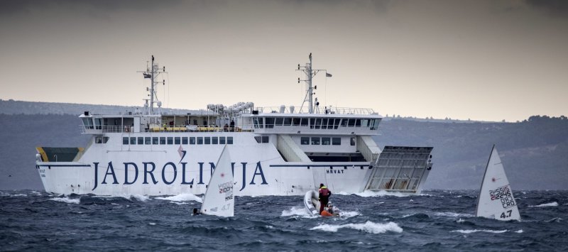 Split: Građani uživaju u južini i toplom moru nedjeljnog poslijepodneva