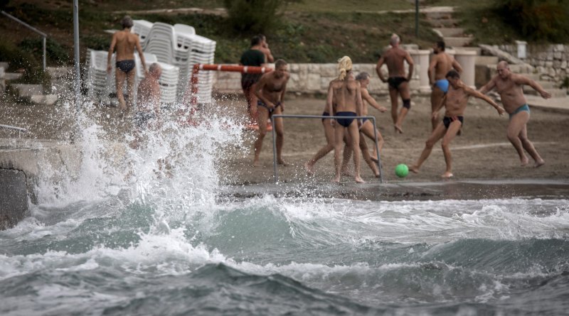 Split: Građani uživaju u južini i toplom moru nedjeljnog poslijepodneva