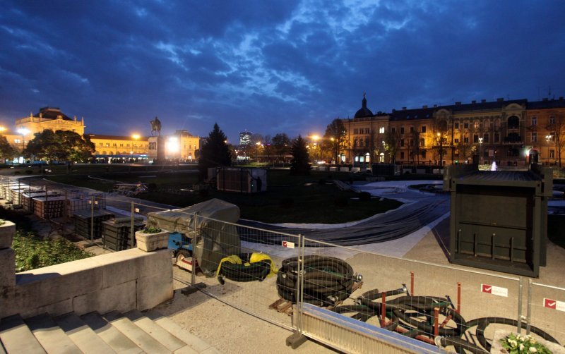 Postavljanje klizališta na Trgu kralja Tomislava