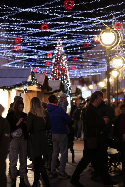 Rijeka: Na Korzu je uz vatromet upaljena blagdanska rasvjeta