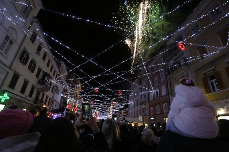 Rijeka: Na Korzu je uz vatromet upaljena blagdanska rasvjeta