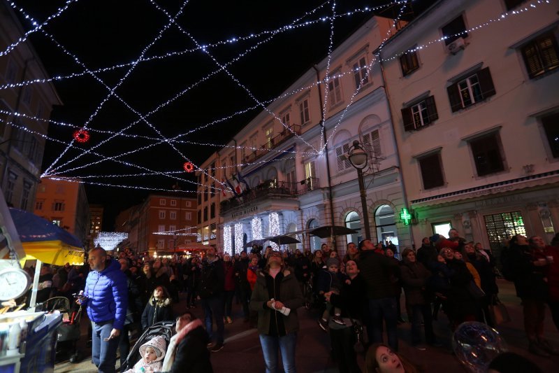 Rijeka: Na Korzu je uz vatromet upaljena blagdanska rasvjeta