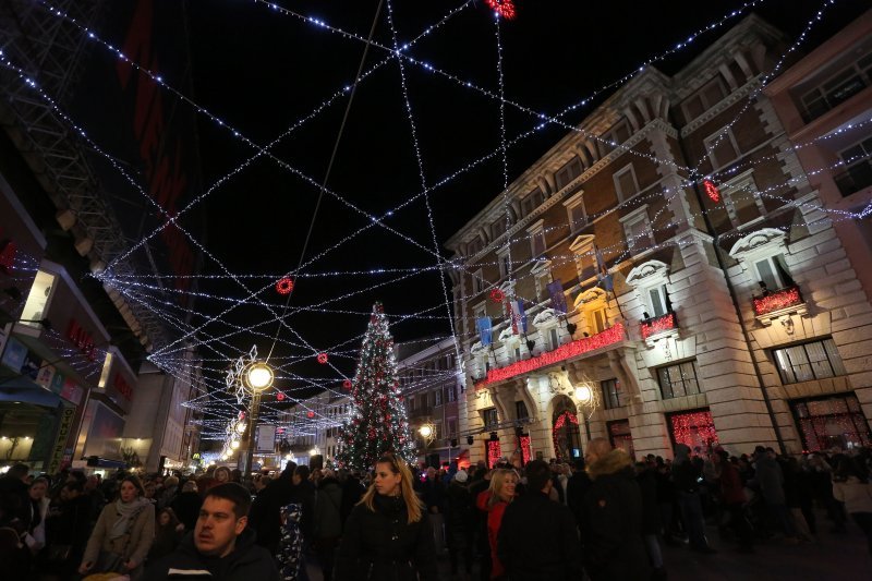 Rijeka: Na Korzu je uz vatromet upaljena blagdanska rasvjeta