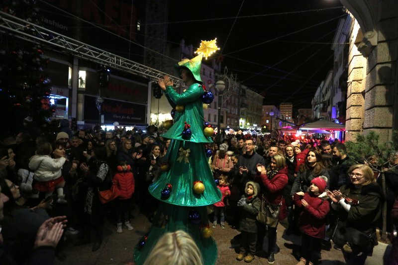 Rijeka: Na Korzu je uz vatromet upaljena blagdanska rasvjeta